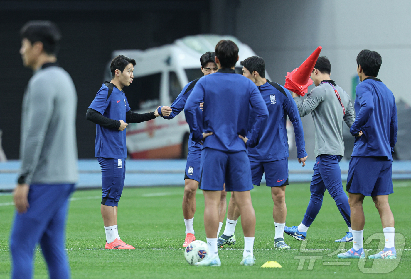 (용인=뉴스1) 이재명 기자 = 대한민국 축구대표팀 이강인이 14일 오후 경기도 용인시 처인구 용인미르스타디움에서 2026 국제축구연맹(FIFA) 북중미 월드컵 아시아 3차 예선 …