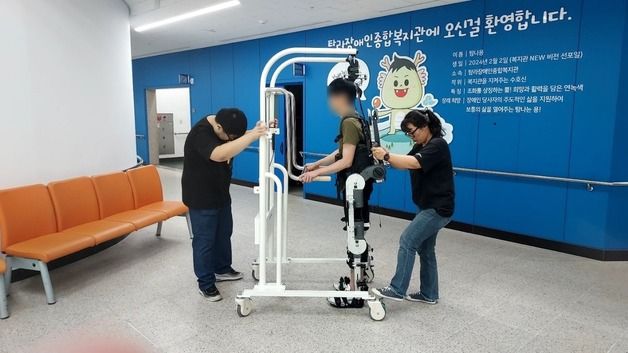 뇌병변 장애인 '런웨이'를 걷다…웨어러블 재활로봇 콜라보 패션쇼