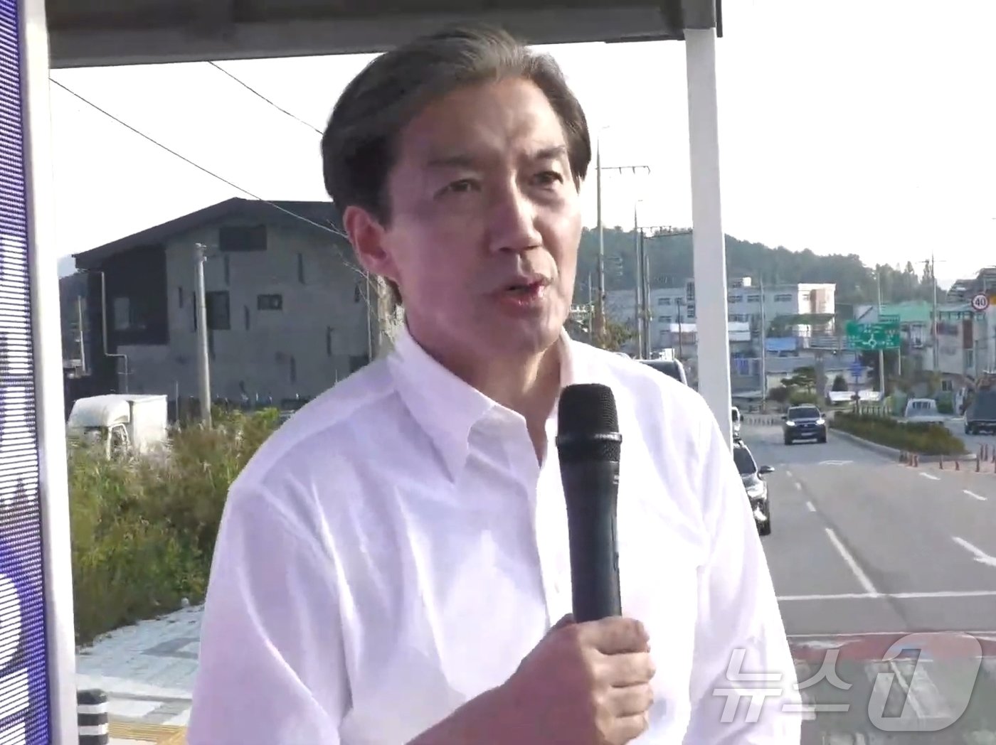 본문 이미지 - 조국 조국혁신당 대표가 12일 전남 영광군수 재선거 둘째날 유세차를 타고 영광읍을 순회하며 지지를 호소하고 있다.(조국혁신당 유튜브)2024.10.14./뉴스1