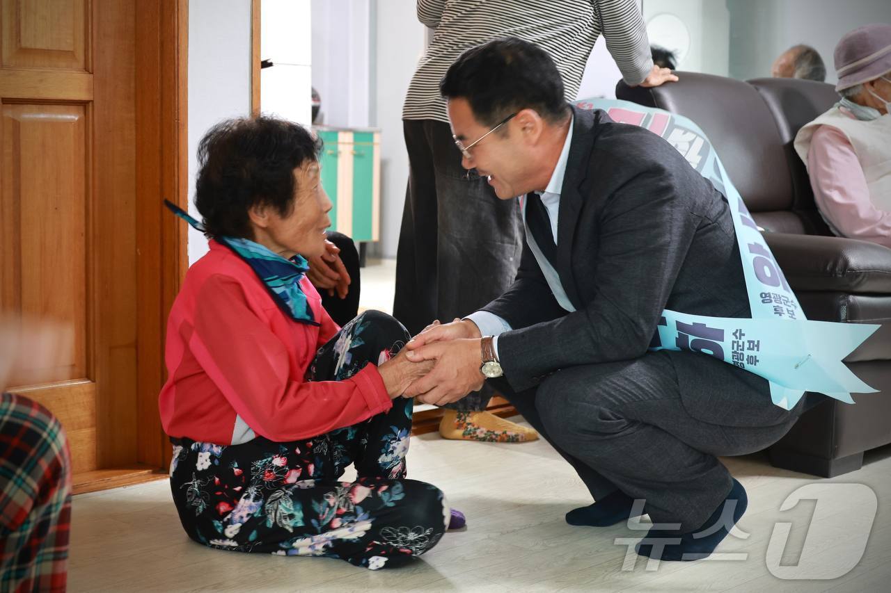 본문 이미지 - 전남 영광군수 후보로 출마한 진보당 이석하 후보가 경로당에서 지지를 호소하고 있다.&#40;캠프 제공&#41;2024.10.14./뉴스1