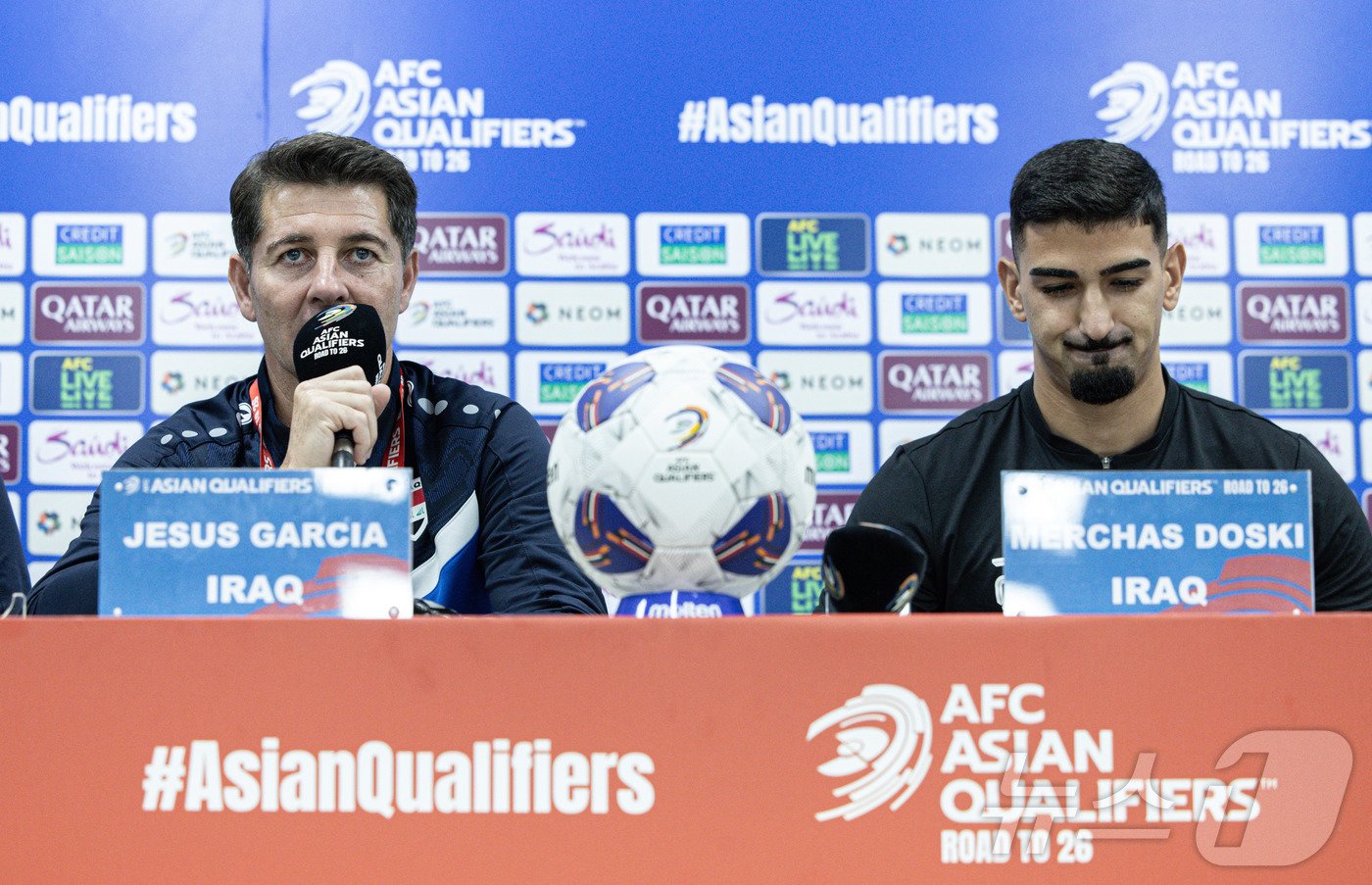본문 이미지 - 헤수스 카사스 이라크 축구대표팀 감독이 14일 오후 경기도 용인시 처인구 용인미르스타디움에서 2026 국제축구연맹(FIFA) 북중미 월드컵 아시아 3차 예선 경기를 앞두고 열린 공식 기자회견에서 각오를 밝히고 있다. 축구대표팀은 오는 15일 대한민국과 경기를 치른다. 2024.10.14/뉴스1 ⓒ News1 이재명 기자