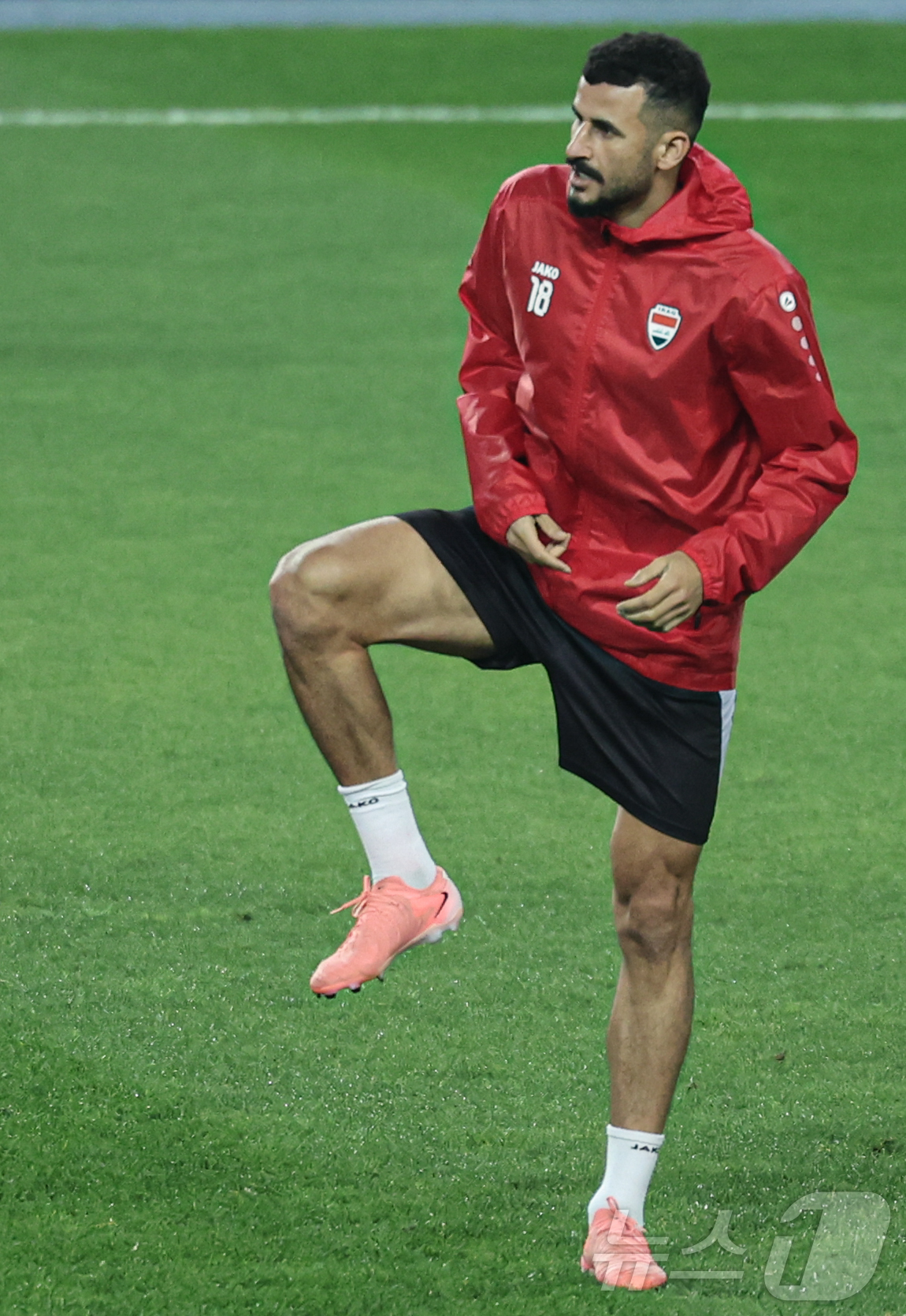 (용인=뉴스1) 이재명 기자 = 이라크 축구대표팀 아이멘 후세인을 비롯한 선수들이 14일 오후 경기도 용인시 처인구 용인미르스타디움에서 2026 국제축구연맹(FIFA) 북중미 월드 …