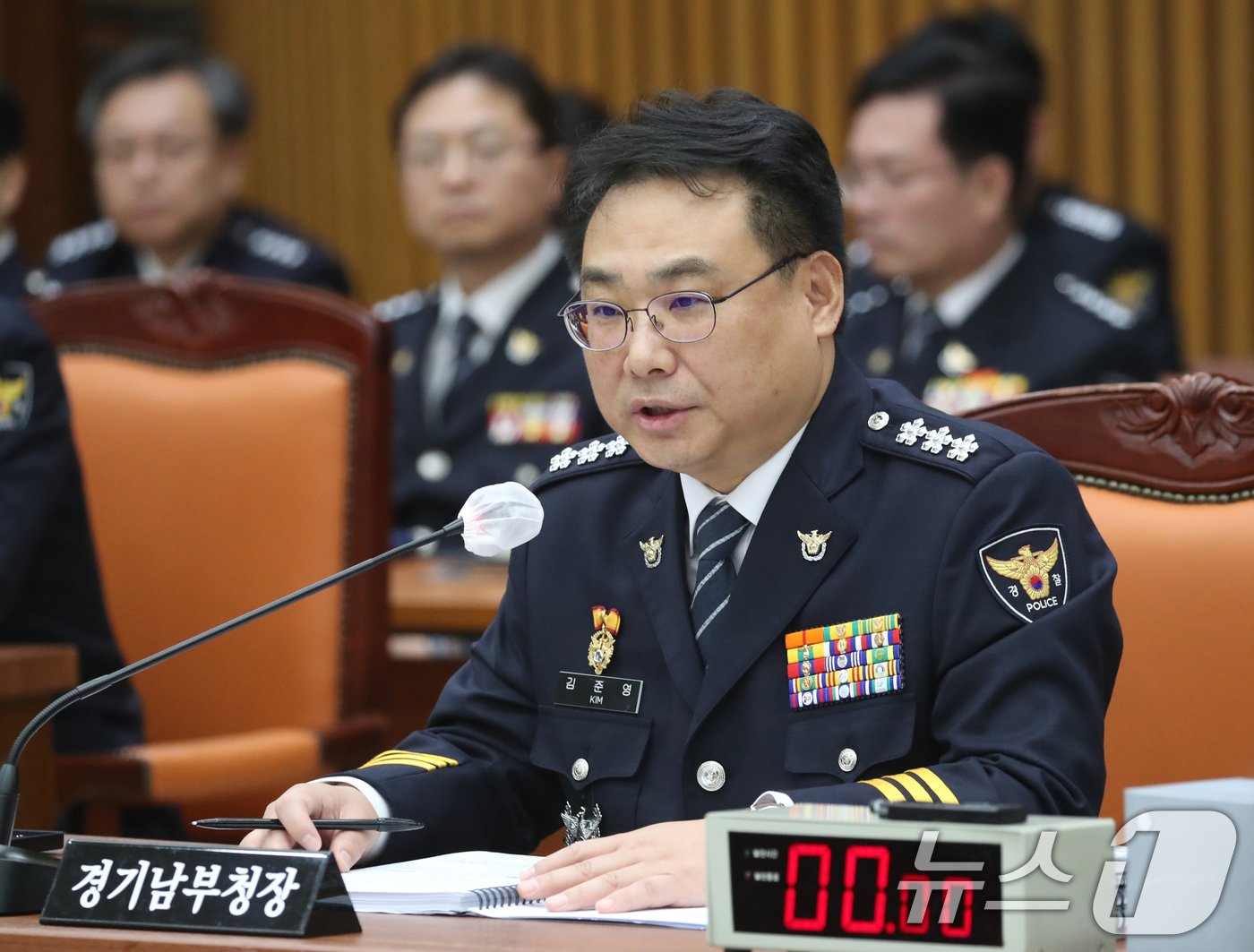 본문 이미지 - 김준영 경기남부경찰청장이 14일 오후 경기 수원시 장안구 경기남부경찰청에서 열린 국회 행정안전위원회의 경기남부·북부경찰청에 대한 국정감사에서 의원 질의에 답하고 있다. 2024.10.14/뉴스1 ⓒ News1 김영운 기자