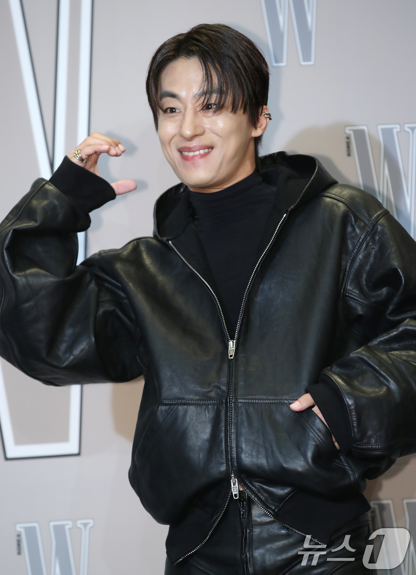 (서울=뉴스1) 권현진 기자 = 배우 구교환이 14일 서울 광화문 한 호텔에서 열린 자선행사에 참석해 포즈를 취하고 있다. 2024.10.14/뉴스1