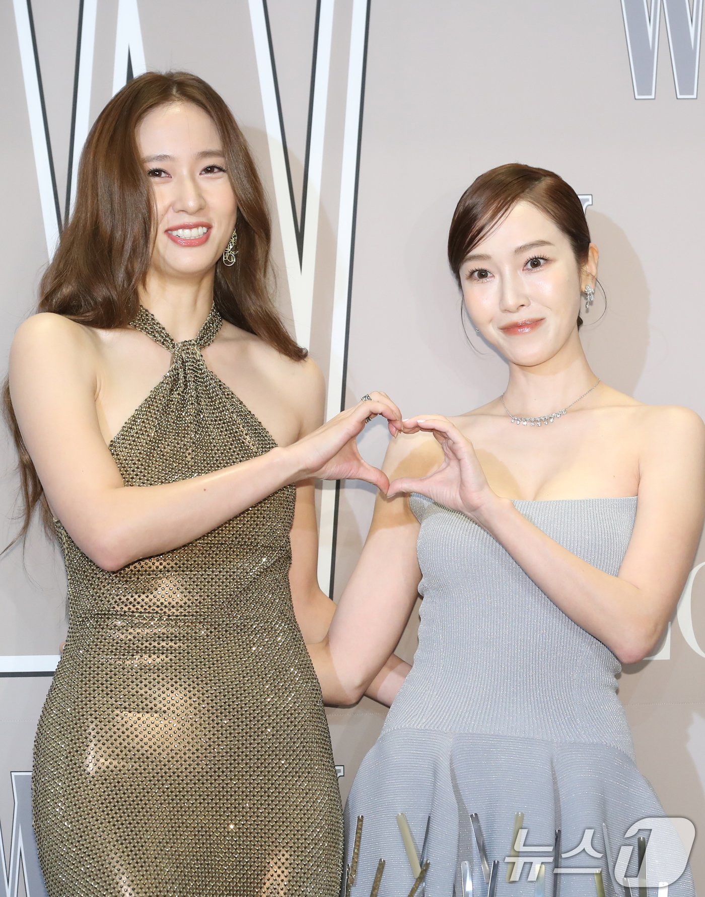 본문 이미지 - 가수 크리스탈(본명 정수정)과 제시카(오른쪽) 자매가 14일 서울 광화문 한 호텔에서 열린 자선행사에 참석해 하트를 그리고 있다. ⓒ News1 권현진 기자