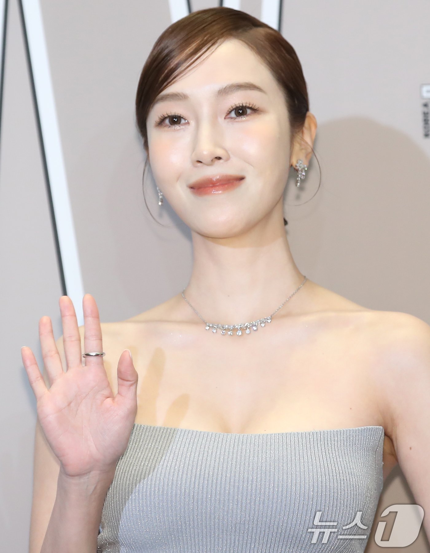 본문 이미지 - 가수 제시카가 14일 서울 광화문 한 호텔에서 열린 자선행사에 참석해 손을 흔들고 있다. ⓒ News1 권현진 기자