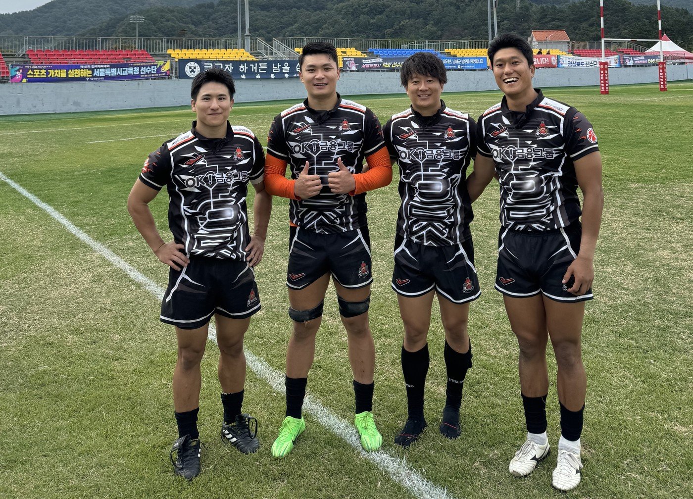 본문 이미지 - OK 읏맨 럭비단이 전국체전서 경희대를 완파하고 결승에 올랐다. 준결승에서 활약한 읏맨 럭비단 선수들. 왼쪽부터 김용휘, 유재훈, 이수평, 박근성(OK금융그룹 스포츠단 제공)