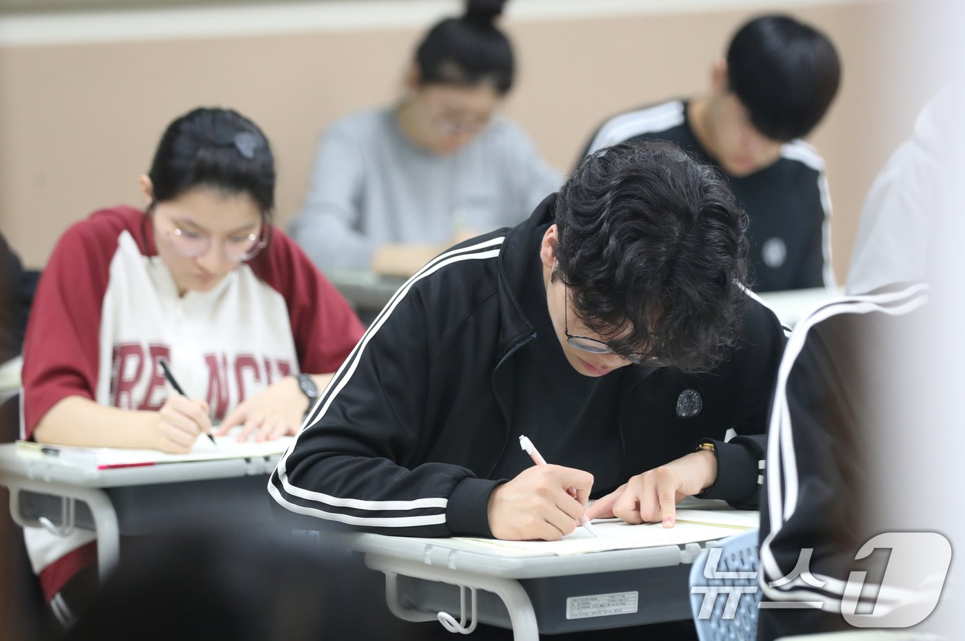 본문 이미지 - 2025학년도 대학수학능력시험을 30일 앞둔 15일 오전 경기 화성시 동탄고등학교에서 3학년 학생들이 2024년 10월 전국연합학력평가를 치르고 있다. 2024.10.15/뉴스1 ⓒ News1 김영운 기자