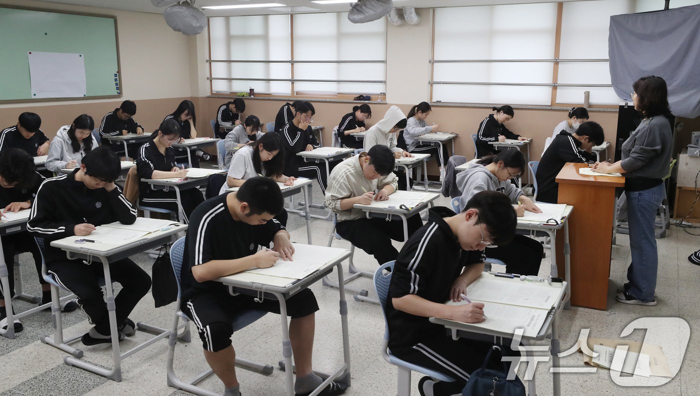 본문 이미지 - 2025학년도 대학수학능력시험을 30일 앞둔 15일 오전 경기 화성시 동탄고등학교에서 3학년 학생들이 2024년 10월 전국연합학력평가를 치르고 있다. 2024.10.15/뉴스1 ⓒ News1 김영운 기자
