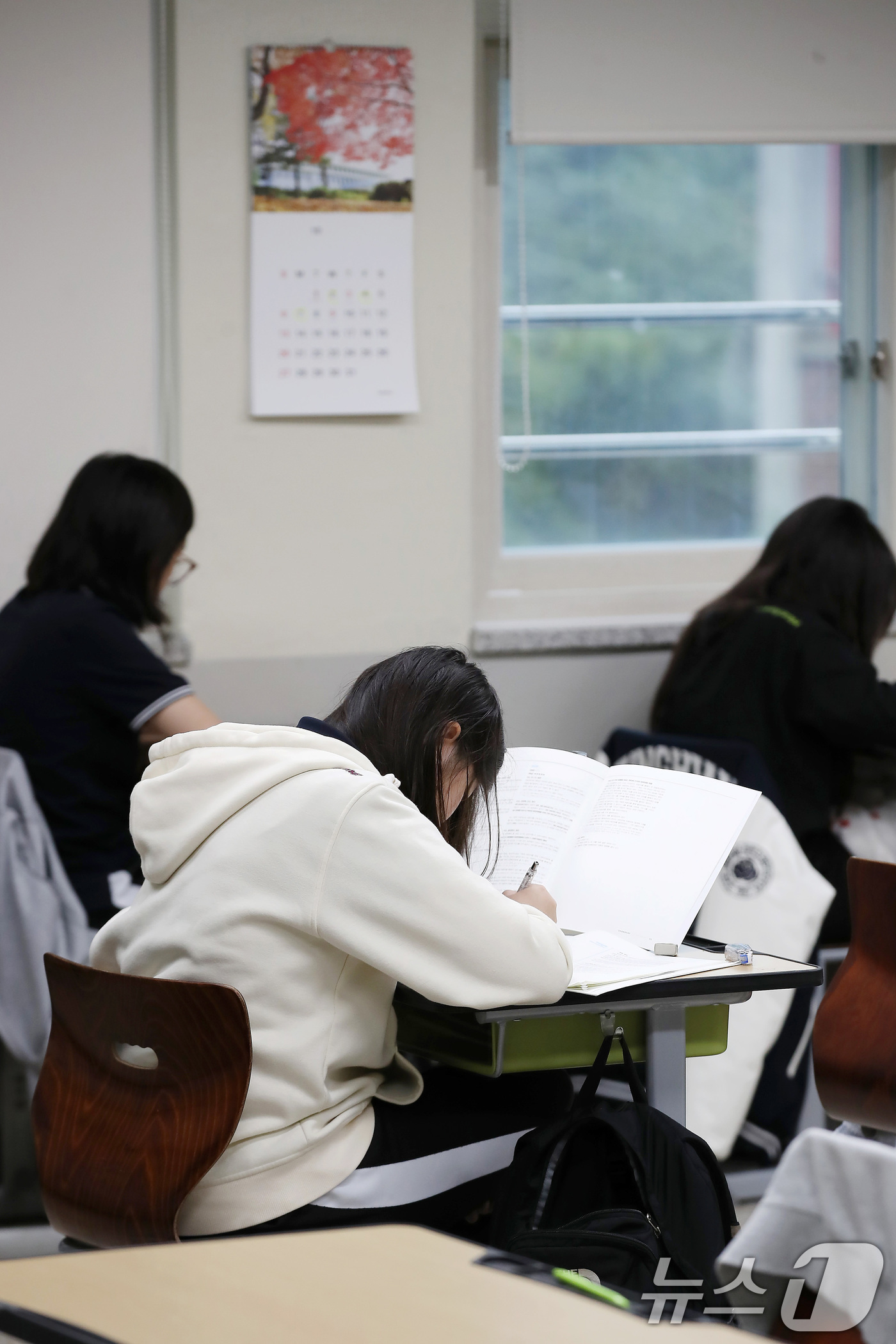 (대구=뉴스1) 공정식 기자 = 2025학년도 대학수학능력시험을 30일 앞두고 전국연합학력평가가 치러진 15일 대구 수성구 정화여고 3학년 교실에서 학생들이 막바지 시험공부를 하고 …