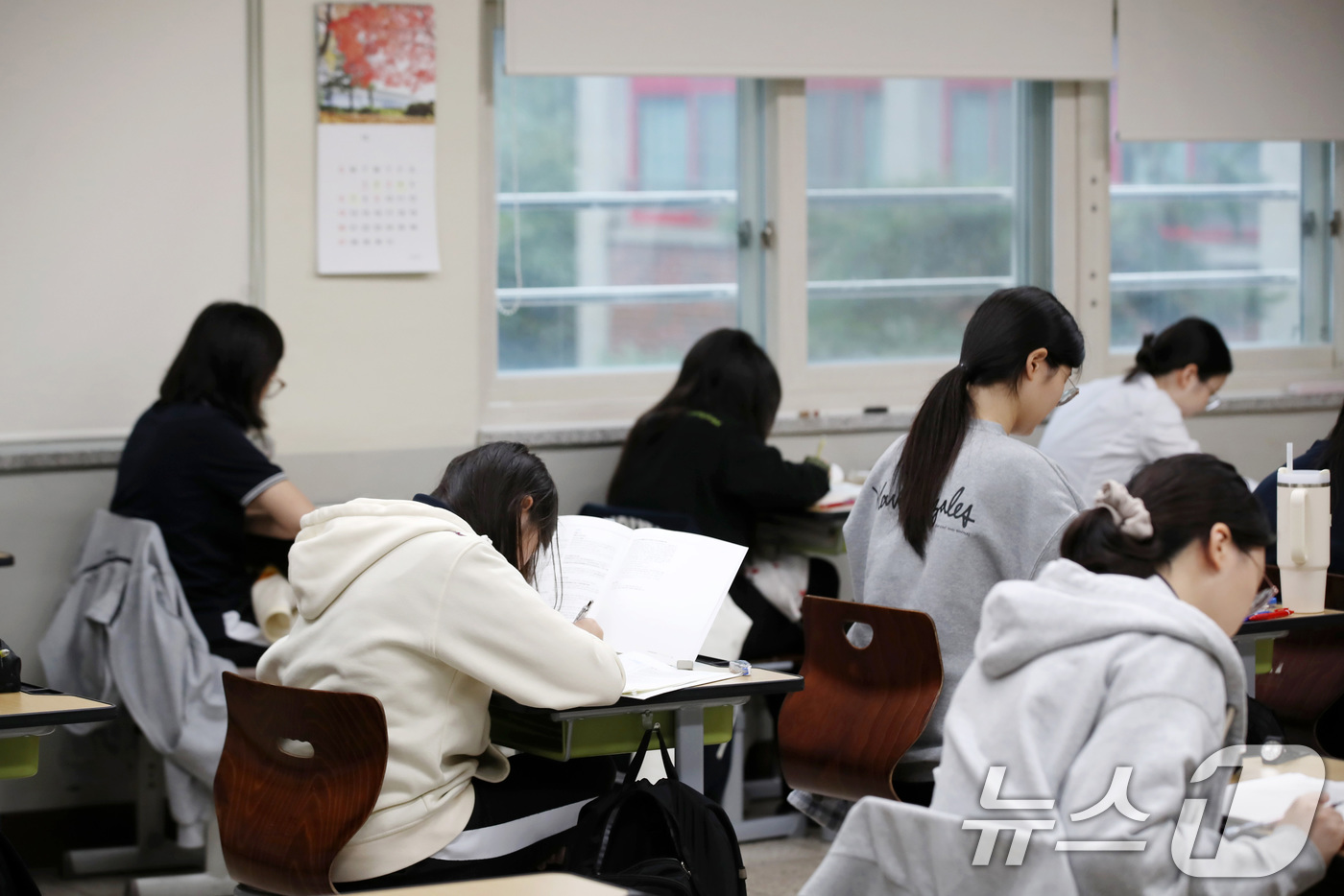 (대구=뉴스1) 공정식 기자 = 2025학년도 대학수학능력시험을 30일 앞두고 전국연합학력평가가 치러진 15일 대구 수성구 정화여고 3학년 교실에서 학생들이 막바지 시험공부를 하고 …