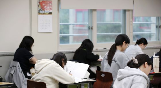 전국연합학력평가 준비하는 고3 수험생