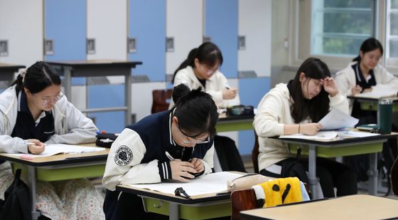 전국연합학력평가 준비하는 고3 수험생