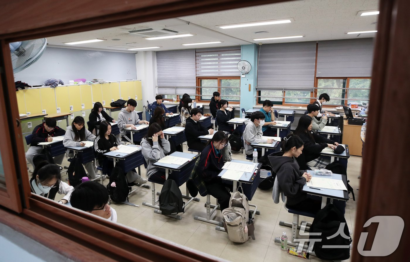 본문 이미지 - 2025학년도 대학수학능력시험을 30일 앞두고 10월 전국연합학력평가가 일제히 실시된 15일 오전 서울 관악구 당곡고등학교에서 고3 수험생들이 1교시 시작을 기다리고 있다. 10월 전국연합학력평가는 수능시험 전 마지막 모의고사로, 고등학교 전 학년을 대상으로 전 영역, 전 범위에서 출제된다. 2024.10.15/뉴스1 ⓒ News1 오대일 기자