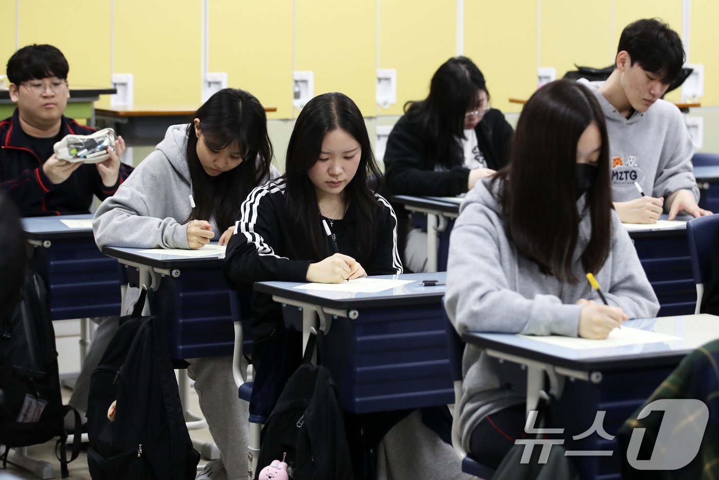 본문 이미지 - 2025학년도 대학수학능력시험을 30일 앞두고 10월 전국연합학력평가가 일제히 실시된 15일 오전 서울 관악구 당곡고등학교에서 고3 수험생들이 시험을 치르고 있다. 10월 전국연합학력평가는 수능시험 전 마지막 모의고사로, 고등학교 전 학년을 대상으로 전 영역, 전 범위에서 출제된다. 2024.10.15/뉴스1 ⓒ News1 오대일 기자