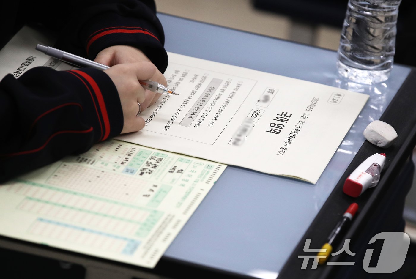 본문 이미지 - 2025학년도 대학수학능력시험을 30일 앞두고 10월 전국연합학력평가가 일제히 실시된 15일 오전 서울 관악구 당곡고등학교에서 고3 수험생들이 1교시 시작을 기다리고 있다. 10월 전국연합학력평가는 수능시험 전 마지막 모의고사로, 고등학교 전 학년을 대상으로 전 영역, 전 범위에서 출제된다. 2024.10.15/뉴스1 ⓒ News1 오대일 기자