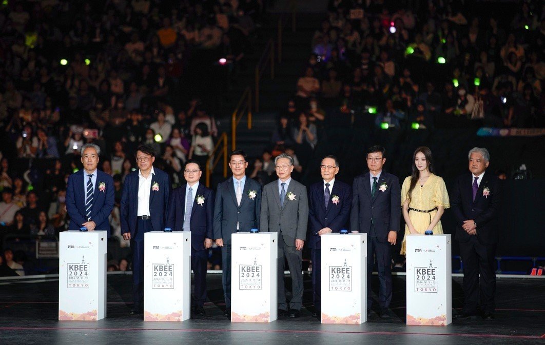 본문 이미지 - 지난 12일 일본 도쿄에서 열린 &#39;2024 도쿄 한류박람회&#39; 개막식에서 한광영&#40;오른쪽에서 세번째&#41; 현대홈쇼핑 대표이사가 한국 기업 대표로 박람회 관계자들과 개막 선포를 하고 있다. &#40;현대홈쇼핑 제공&#41;