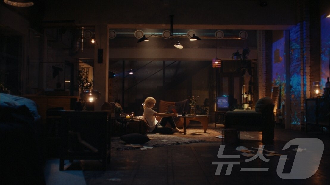 본문 이미지 - 멤버 정한이 앉아 있는 라운지(러브, 머니, 페임 뮤직비디오 리허설 영상 갈무리)