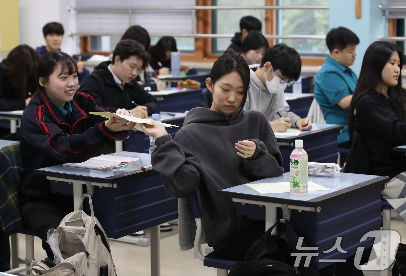 고3 수험생들이 1교시 문제지를 나누고 있다. /뉴스1 ⓒ News1 오대일 기자