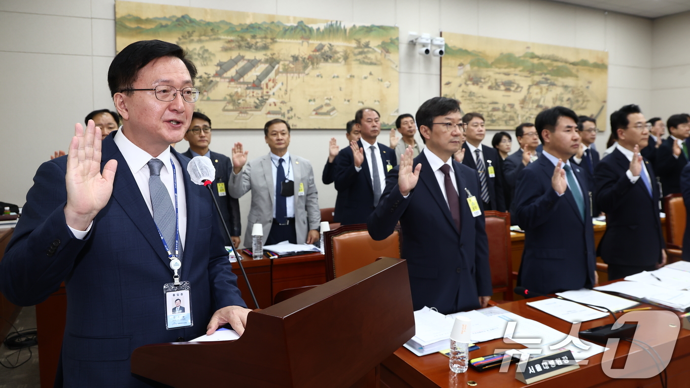 (서울=뉴스1) 김민지 기자 = 유홍림 서울대학교 총장이 15일 오전 서울 여의도 국회 교육위원회에서 열린 서울대·서울대병원·서울대치과병원 등에 대한 국정감사에서 증인 선서를 하고 …