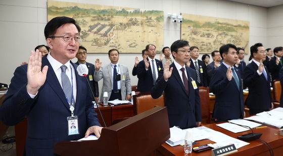 [국감]증인 선서하는 유홍림 서울대 총장