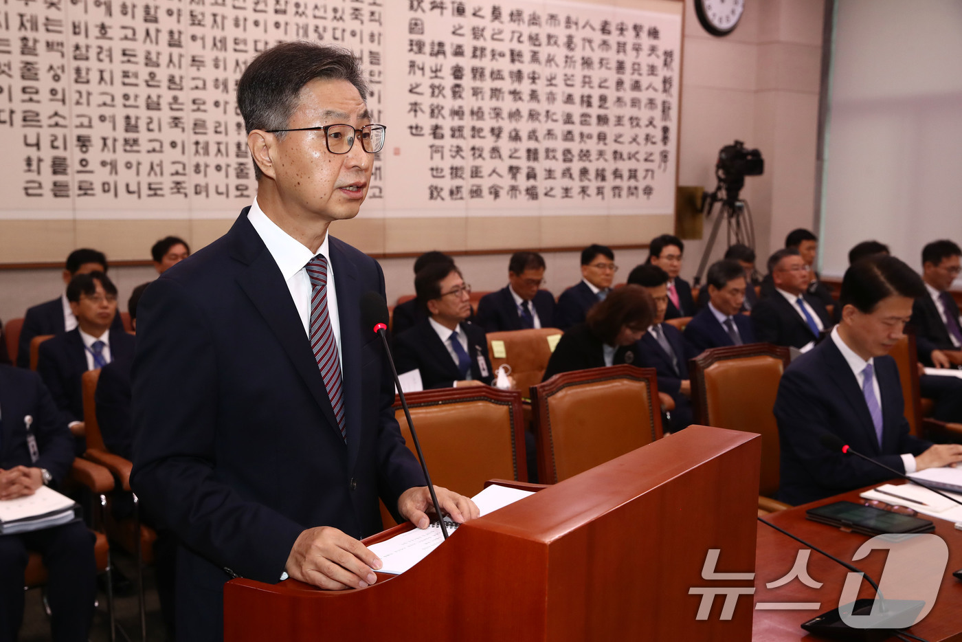 (서울=뉴스1) 이광호 기자 = 최재해 감사원장이 15일 오전 서울 여의도 국회에서 열린 법제사법위원회의 감사원에 대한 국정감사에서 업무보고를 하고 있다. 2024.10.15/뉴스 …