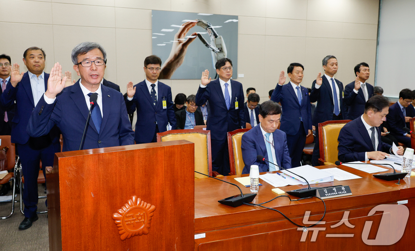 (서울=뉴스1) 안은나 기자 = 정기환 한국마사회 회장이 15일 오전 서울 여의도 국회 과학기술정보방송통신위원회에서 열린 방송통신위원회 국정감사에서 증인 선서를 하고 있다. 202 …