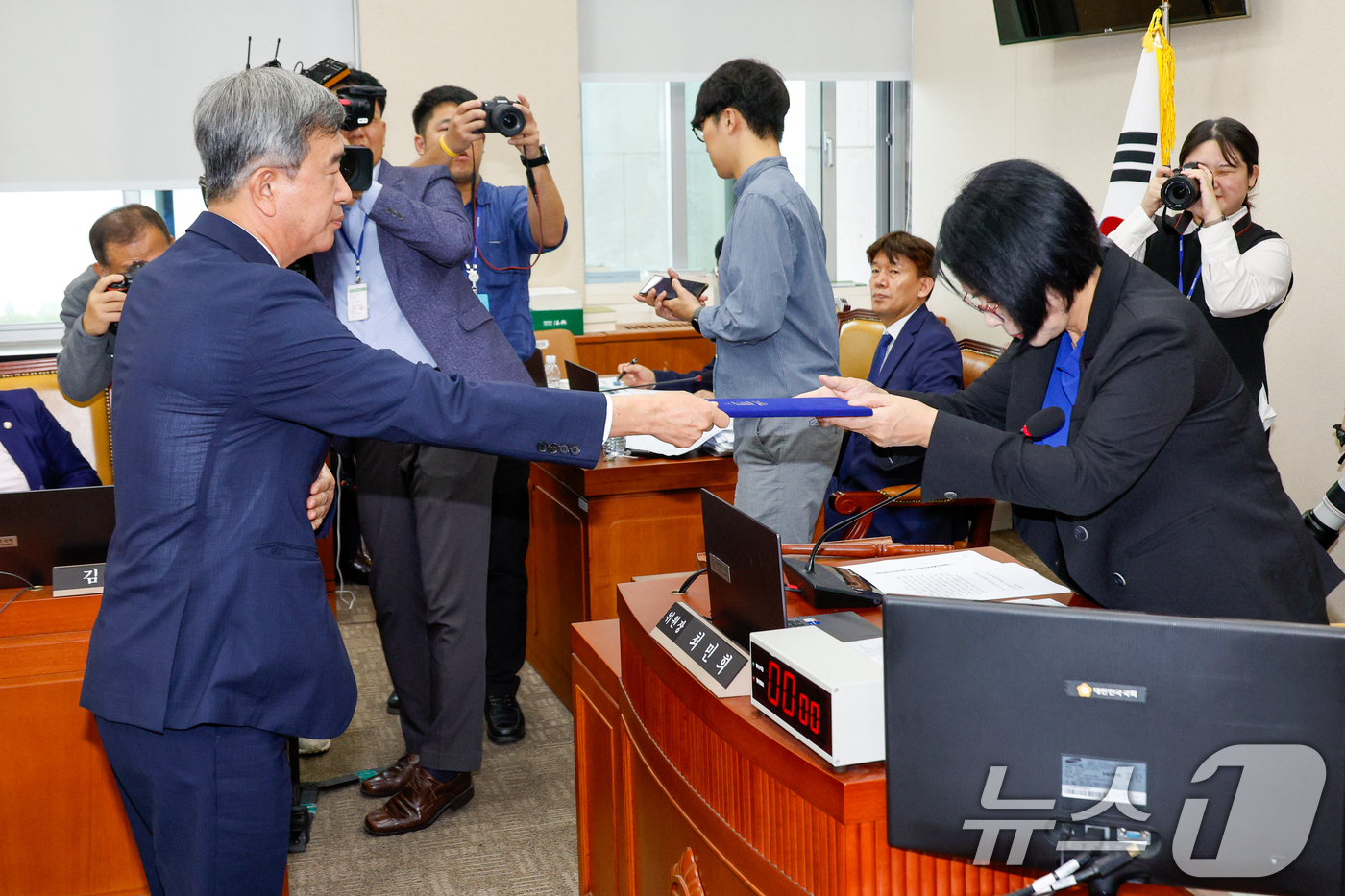 (서울=뉴스1) 안은나 기자 = 정기환 한국마사회 회장이 15일 오전 서울 여의도 국회 과학기술정보방송통신위원회에서 열린 방송통신위원회 국정감사에서 증인 선서를 한 뒤 최민희 위원 …