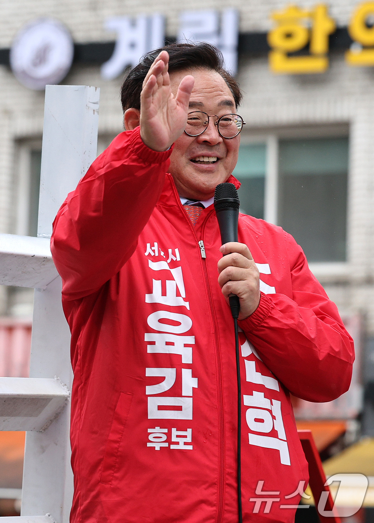 (서울=뉴스1) 장수영 기자 = 10·16 서울시교육감 보궐선거를 하루 앞둔 15일 보수 진영 단일 후보인 조전혁 후보가 서울 강동구 암사역 일대에서 유세차량으로 이동하며 지지를 …