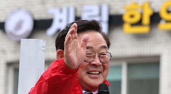 시민들에게 손 흔드는 조전혁 후보