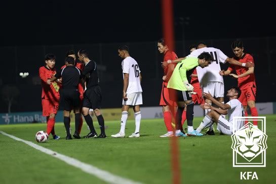 본문 이미지 - 이강인(왼쪽)은 지난 1월 UAE 아부다비에서 열린 이라크와 평가전에서 후반 41분 상대의 신경전에 말려 퇴장당했다. (대한축구협회 제공)