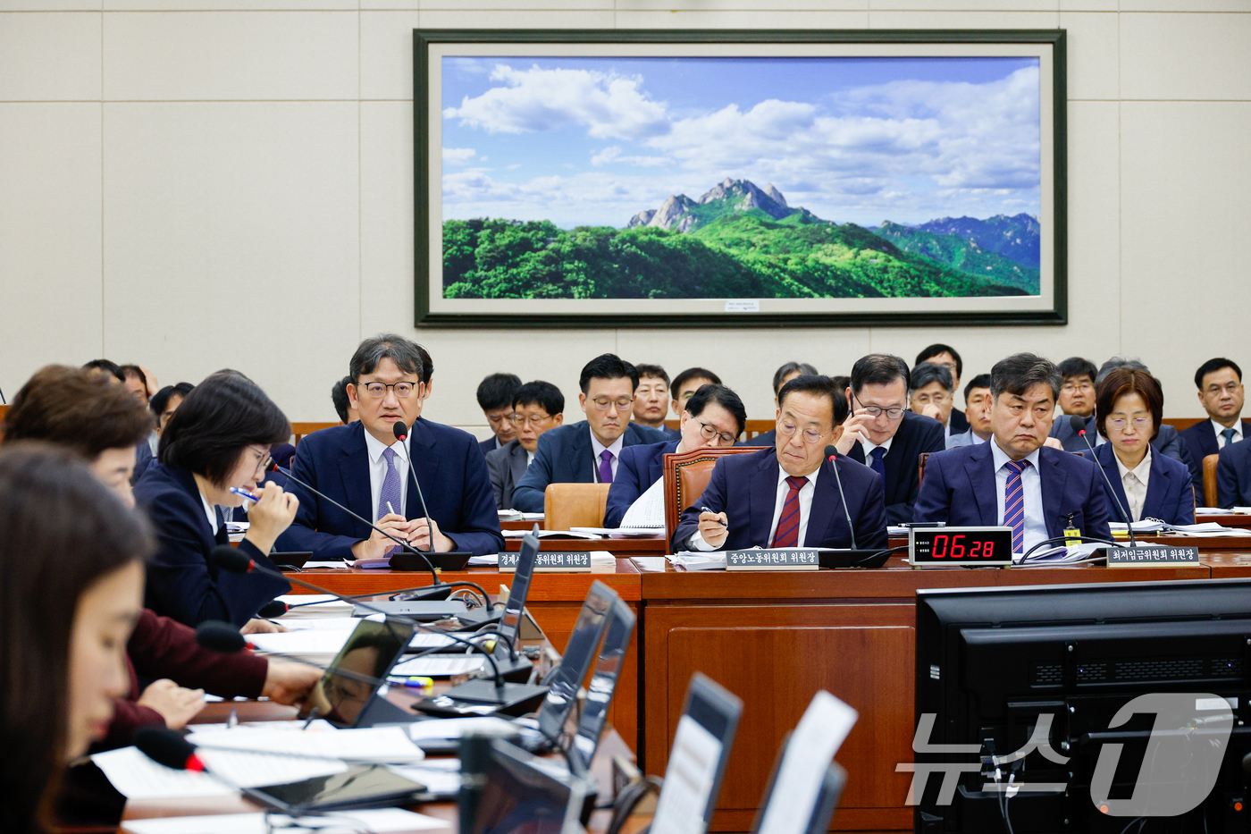 (서울=뉴스1) 안은나 기자 = 권기섭 경제사회노동위원회 위원장이 15일 오전 서울 여의도 국회 환경노동위원회에서 열린 경제사회노동위원회·중앙노동위원회·최저임금위원회 등에 대한 국 …