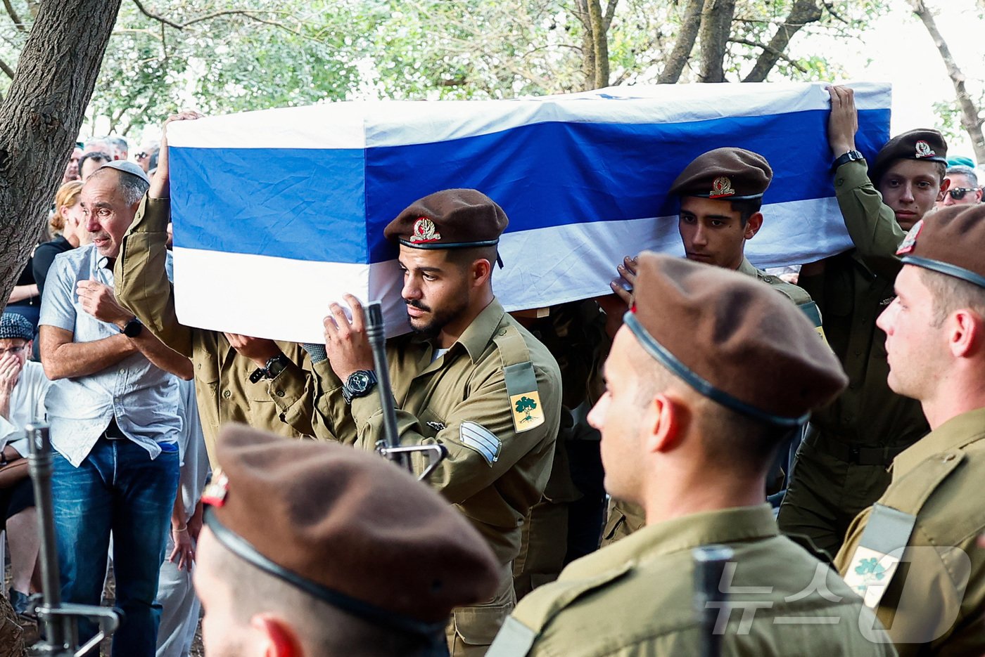 본문 이미지 - 14일(현지시간) 레바논 무장정파 헤즈볼라의 전날(13일) 무인기(드론) 공격으로 사망한 한 이스라엘 군인의 장례식에서 동료들이 그의 관을 옮기고 있다. 2024.10.14. ⓒ 로이터=뉴스1 ⓒ News1 조소영 기자