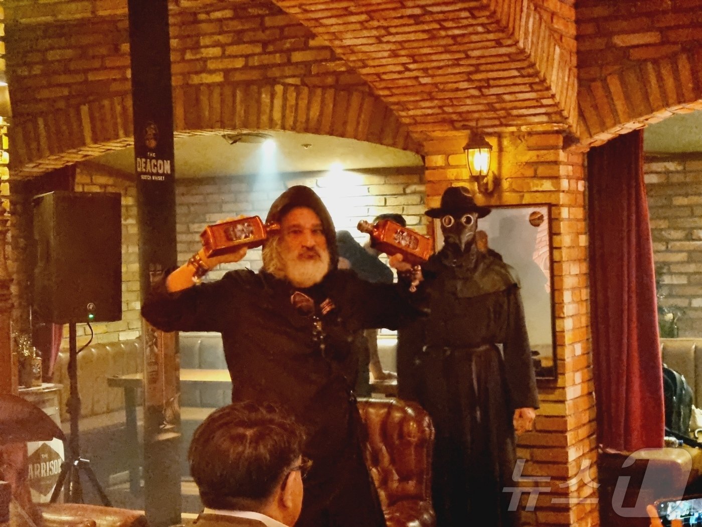 본문 이미지 - 페르노리카 코리아가 15일 서울 강남구 압구정의 한 바에서 차세대 블렌디드 스카치 위스키 &#39;더 디콘&#39; 출시 기념 기자간담회를 진행했다. 브렛 베리시 소버린 브랜드 CEO가 제품을 들고 취재진 앞에 섰다. ⓒ News1 이형진 기자