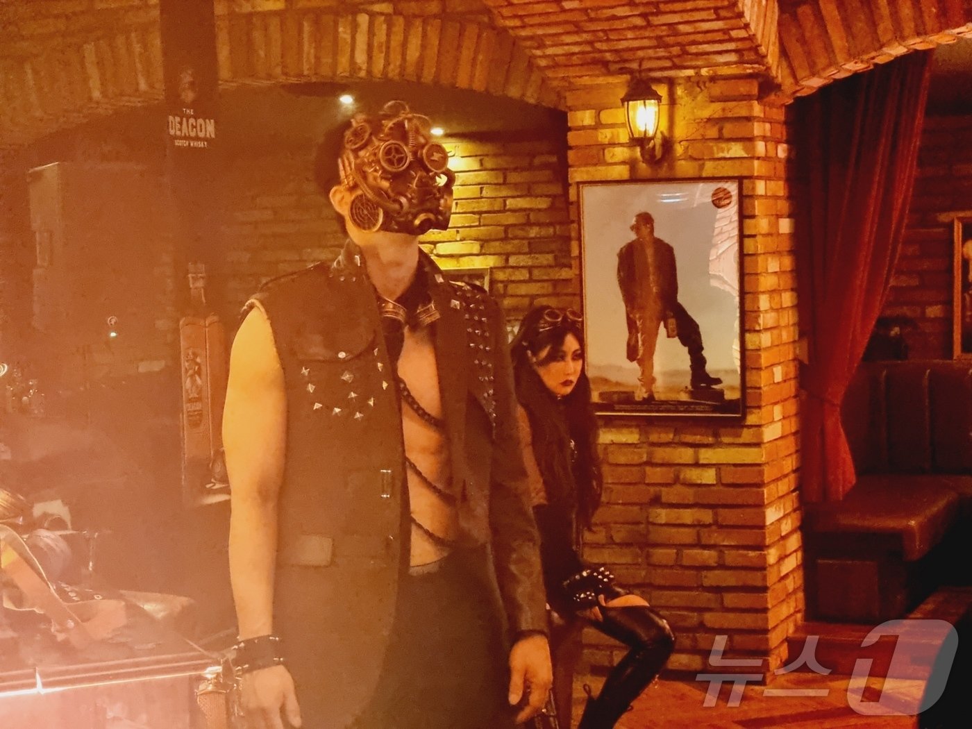 본문 이미지 - 페르노리카 코리아가 15일 서울 강남구 압구정의 한 바에서 차세대 블렌디드 스카치 위스키 &#39;더 디콘&#39; 출시 기념 기자간담회를 진행했다. ⓒ News1 이형진 기자