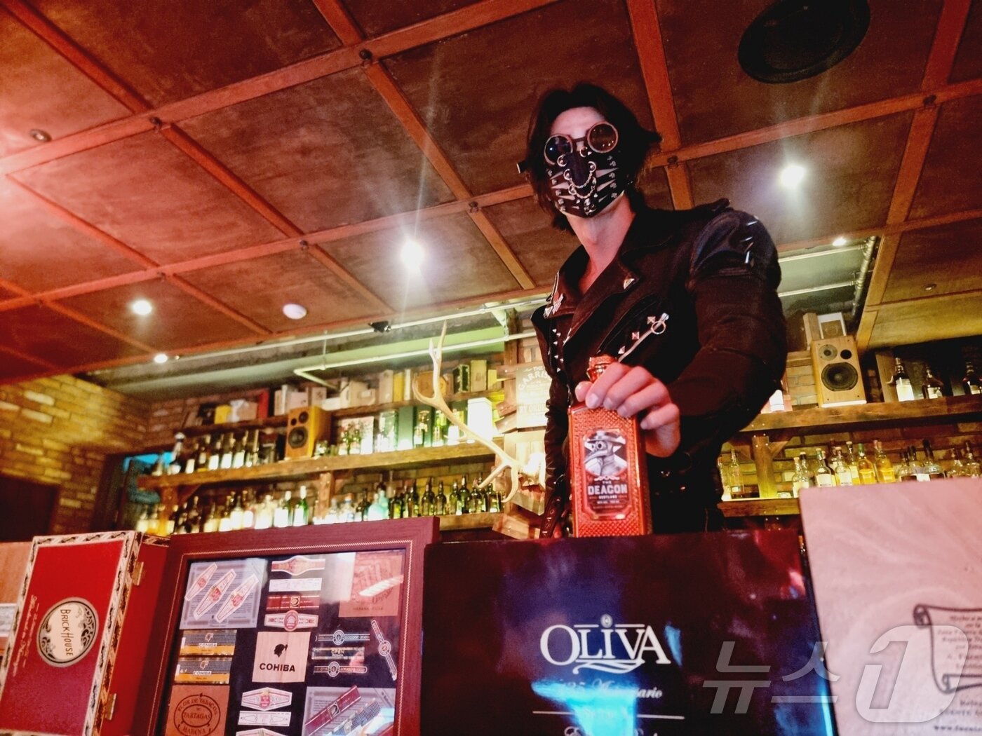 본문 이미지 - 페르노리카 코리아가 지난해 10월15일 서울 강남구 압구정의 한 바에서 차세대 블렌디드 스카치 위스키 &#39;&#39;더 디콘&#39; 출시 기념 기자간담회를 진행했다. ⓒ News1 이형진 기자