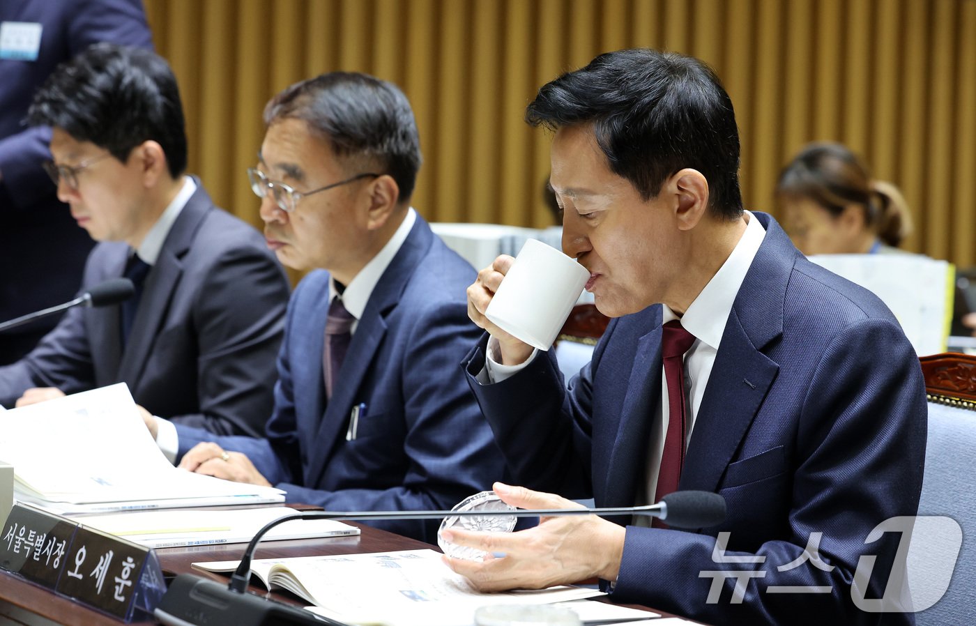 오세훈 서울시장이 15일 서울 중구 서울시청에서 열린 국회 행정안전위원회의 서울시청에 대한 국정감사에서 물을 마시고 있다. 2024.10.15/뉴스1 ⓒ News1 이동해 기자