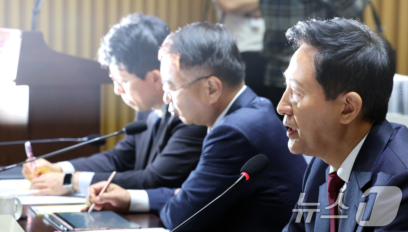 본문 이미지 - 오세훈 서울시장이 15일 서울 중구 서울시청에서 열린 국회 행정안전위원회의 서울시청에 대한 국정감사에서 의원 질의에 답변하고 있다. 2024.10.15/뉴스1 ⓒ News1 이동해 기자