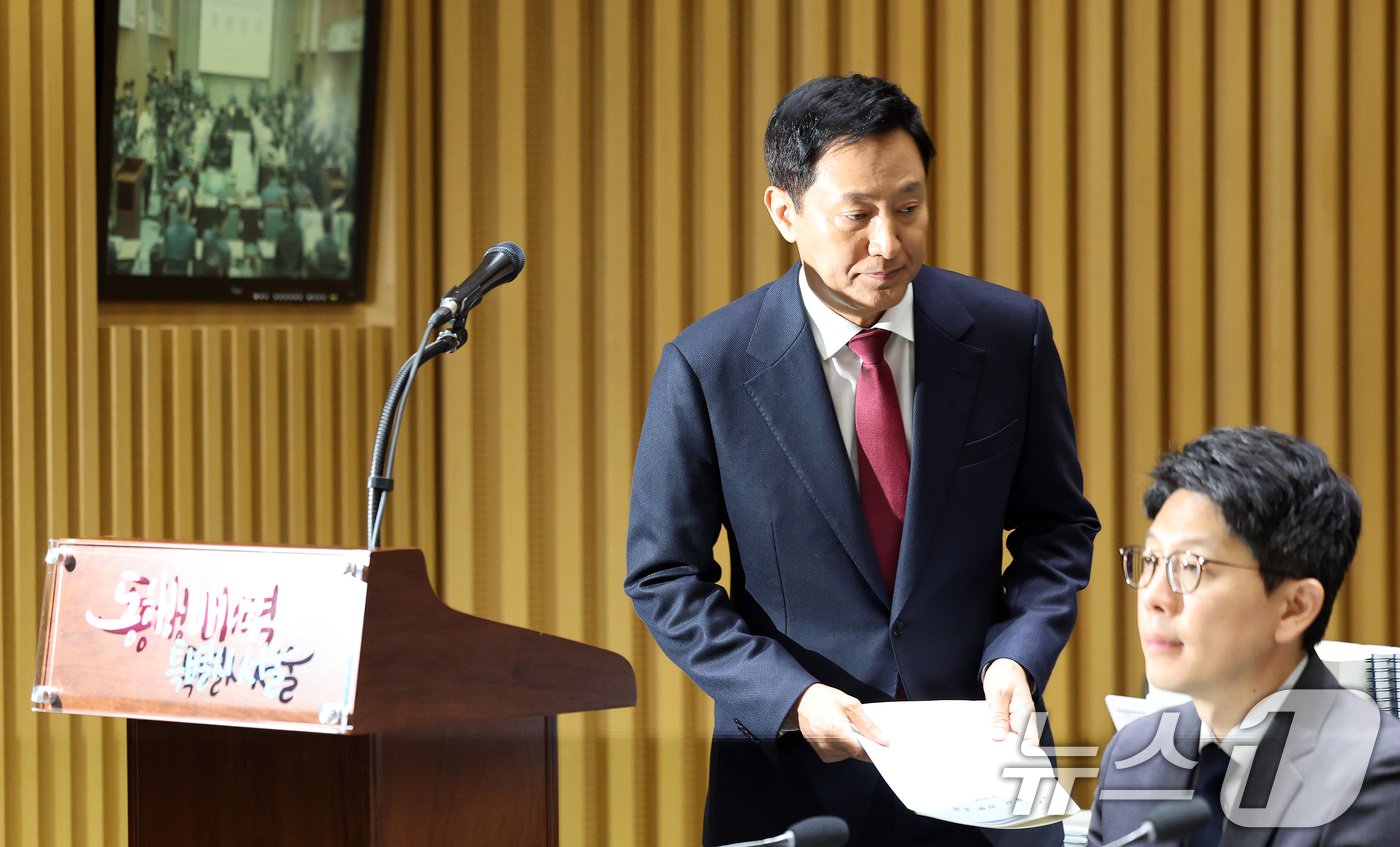 본문 이미지 - 오세훈 서울시장이 15일 서울 중구 서울시청에서 열린 국회 행정안전위원회의 서울시청에 대한 국정감사에서 업무보고를 마친 뒤 자리로 향하고 있다. 2024.10.15/뉴스1 ⓒ News1 이동해 기자