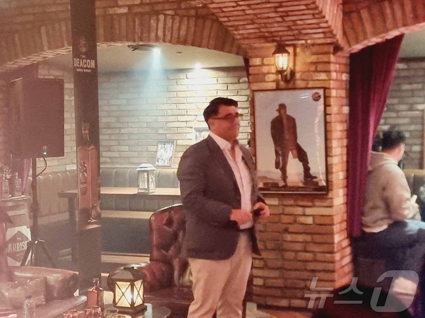 본문 이미지 - 페르노리카 코리아가 15일 서울 강남구 압구정의 한 바에서 차세대 블렌디드 스카치 위스키 &#39;더 디콘&#39; 출시 기념 기자간담회를 진행했다. 프란츠 호튼 페르노리카 코리아 대표가 인사말을 하고 있다. ⓒ News1 이형진 기자