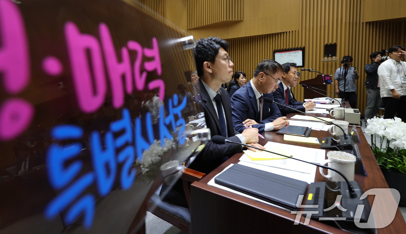 오세훈 서울시장이 15일 서울 중구 서울시청에서 열린 국회 행정안전위원회의 서울시청에 대한 국정감사에서 의원 질의에 답변하고 있다. 2024.10.15/뉴스1 ⓒ News1 이동해 기자