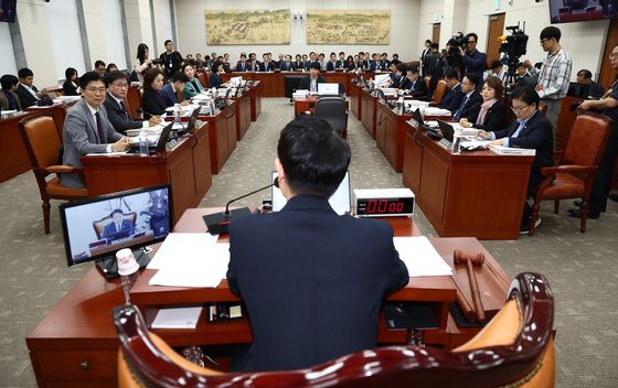 [국감초점] "이재명 헬기 나르샤"…"김건희, 대필교수 뒷배"(종합)