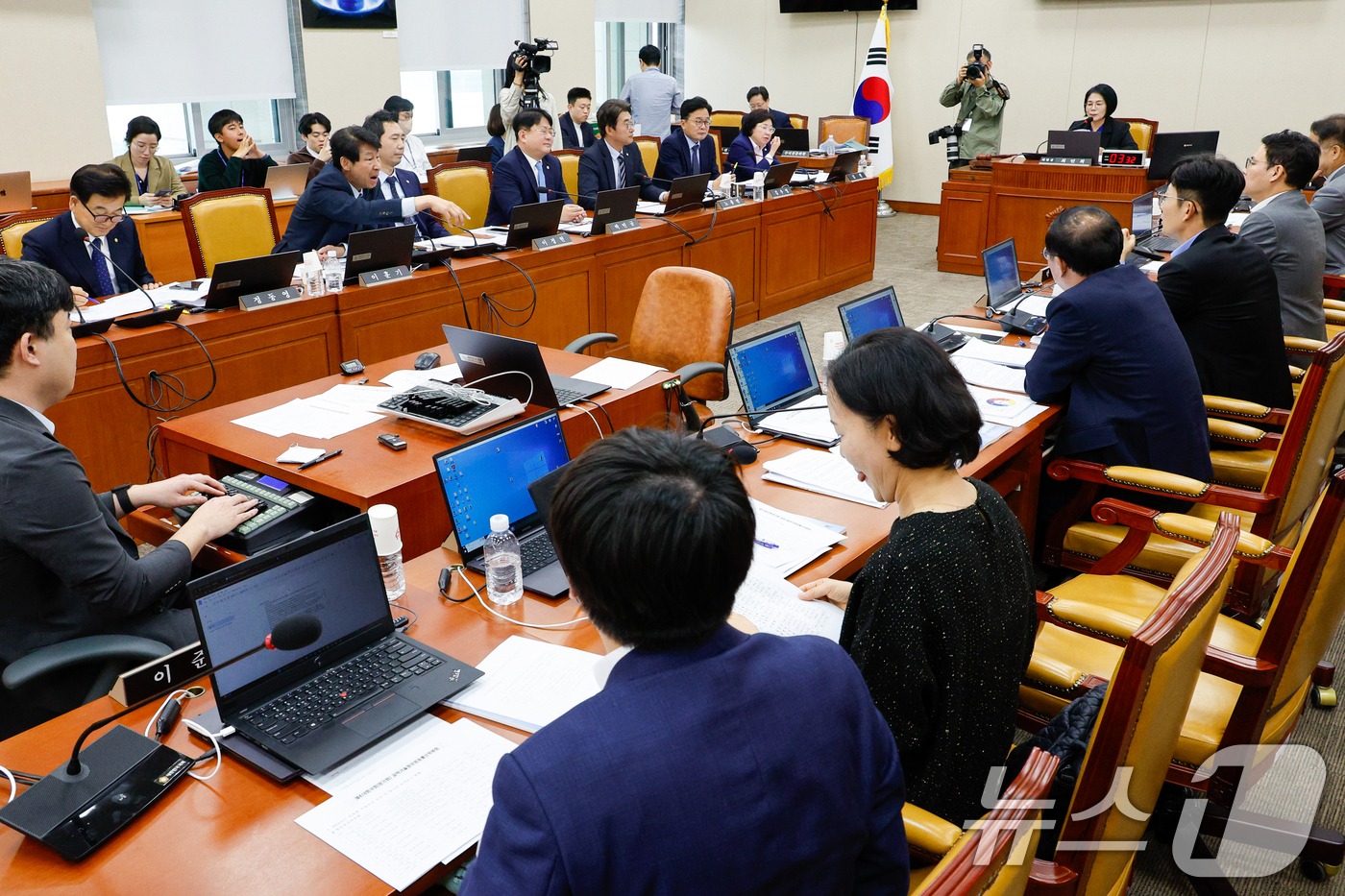 (서울=뉴스1) 안은나 기자 = 박정훈 국민의힘 의원이 15일 오전 서울 여의도 국회 과학기술정보방송통신위원회에서 열린 방송통신위원회 국정감사에서 최민희 위원장을 향해 편파적이라며 …