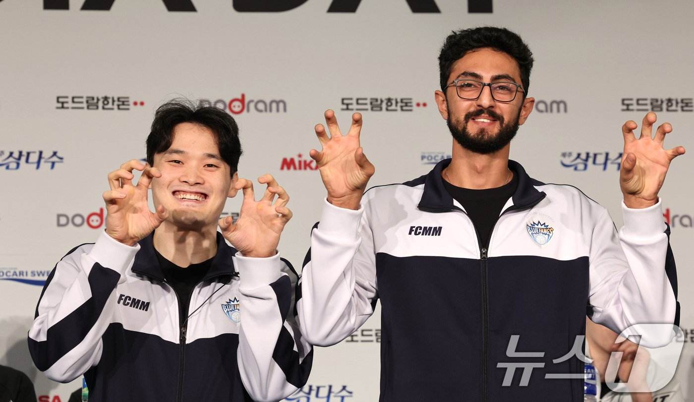 본문 이미지 - 15일 오후 서울 서초구 더케이호텔에서 열린 '도드람 2024-2025 V-리그 남자부 미디어데이'에서 삼성화재 김정호와 알리 파즐리가 세리머니를 하고 있다. 2024.10.15/뉴스1 ⓒ News1 장수영 기자