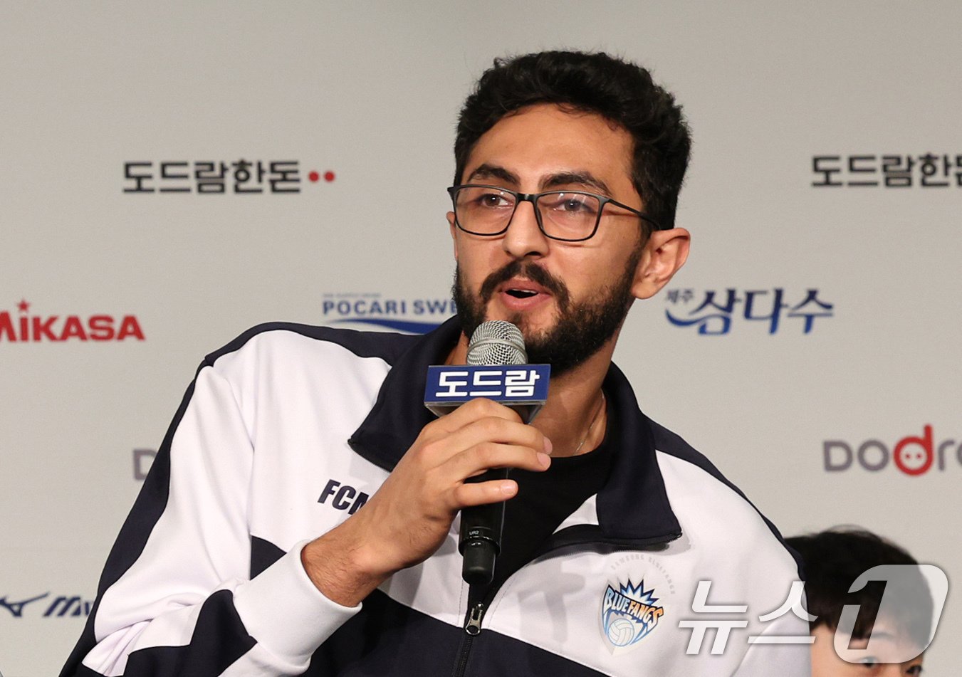 본문 이미지 - 15일 오후 서울 서초구 더케이호텔에서 열린 &#39;도드람 2024-2025 V-리그 남자부 미디어데이&#39;에서 삼성화재 알리 파즐리가 시즌에 임하는 각오를 밝히고 있다. 2024.10.15/뉴스1 ⓒ News1 장수영 기자