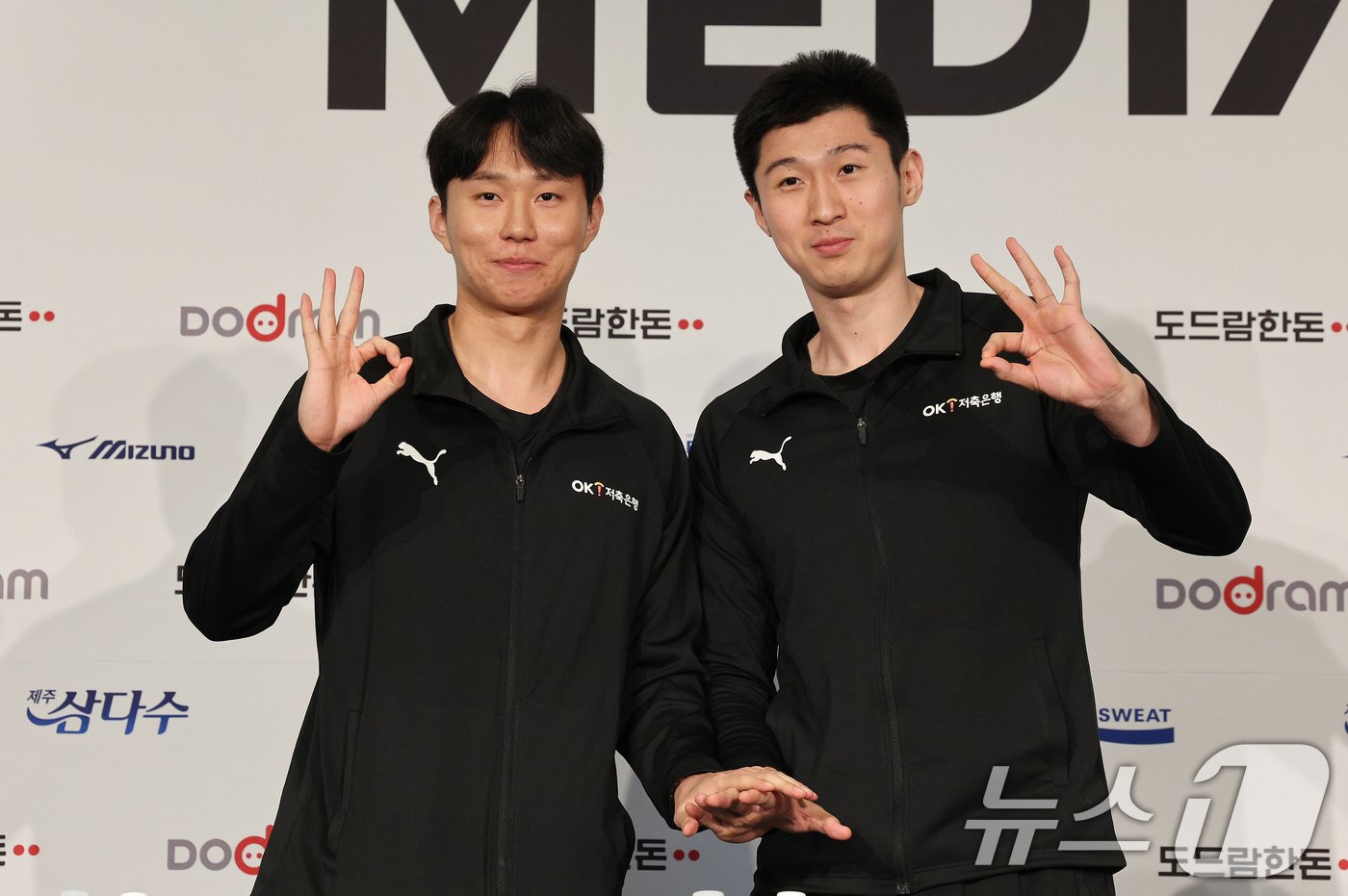 본문 이미지 - 15일 오후 서울 서초구 더케이호텔에서 열린 '도드람 2024-2025 V-리그 남자부 미디어데이'에서 OK 저축은행 이민규와 장빙롱이 세리머니 하고 있다. 2024.10.15/뉴스1 ⓒ News1 장수영 기자