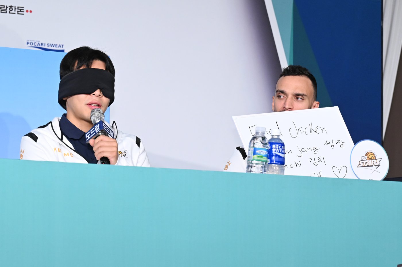 본문 이미지 - 15일 열린 프로배구 남자부 미디어데이에 KB 정민수(왼쪽)와 스테이플즈가 퀴즈를 풀고 있다. (한국배구연맹 제공)