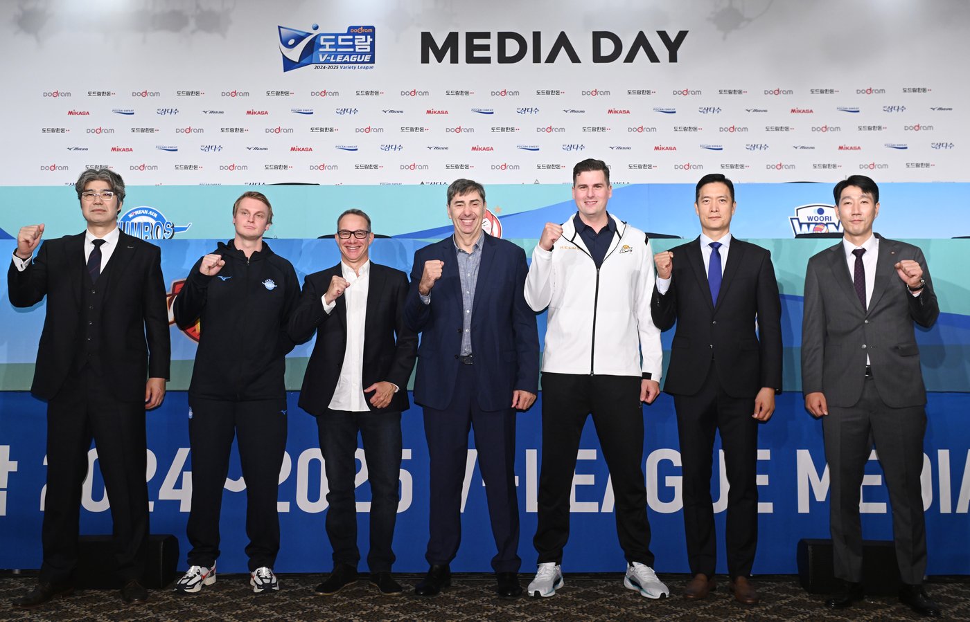 본문 이미지 - 2024-25시즌 V리그 남자부 사령탑의 모습. 왼쪽부터 오기노 OK저축은행 감독, 토미 틸리카이넨 대한항공 감독. 파에스 우리카드 감독, 블랑 현대캐피탈 감독, 마틴 블랑코 코치, 김상우 삼성화재 감독, 권영민 한국전력 감독. (한국배구연맹 제공)