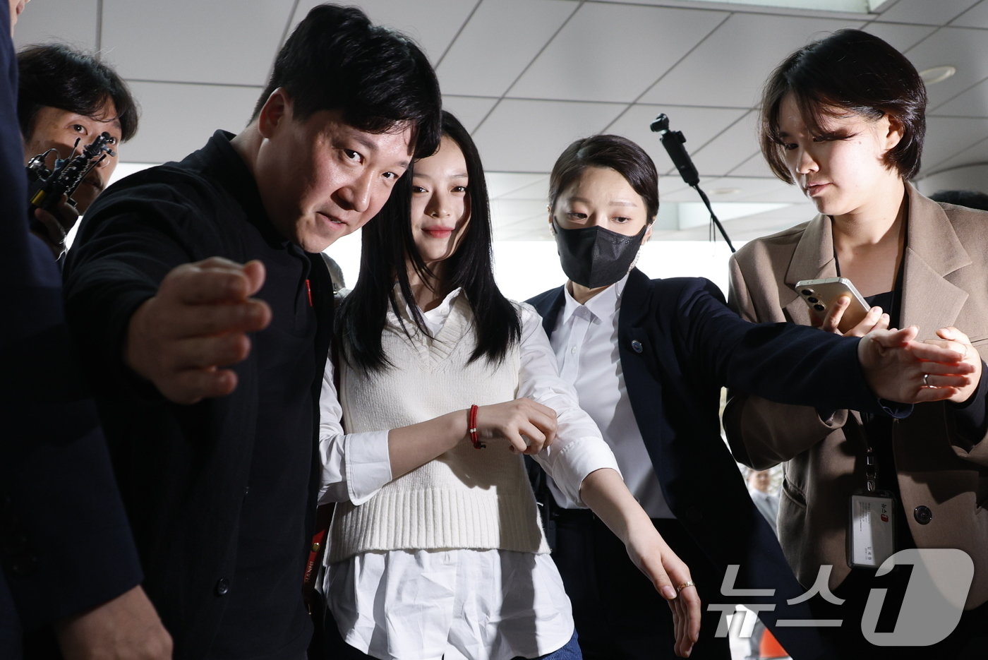 본문 이미지 - 그룹 뉴진스(NewJeans)의 하니가 15일 오후 서울 여의도 국회에서 환경노동위원회 국정감사에 참고인 신분으로 출석하기 위해 이동하고 있다. 2024.10.15/뉴스1 ⓒ News1 안은나 기자
