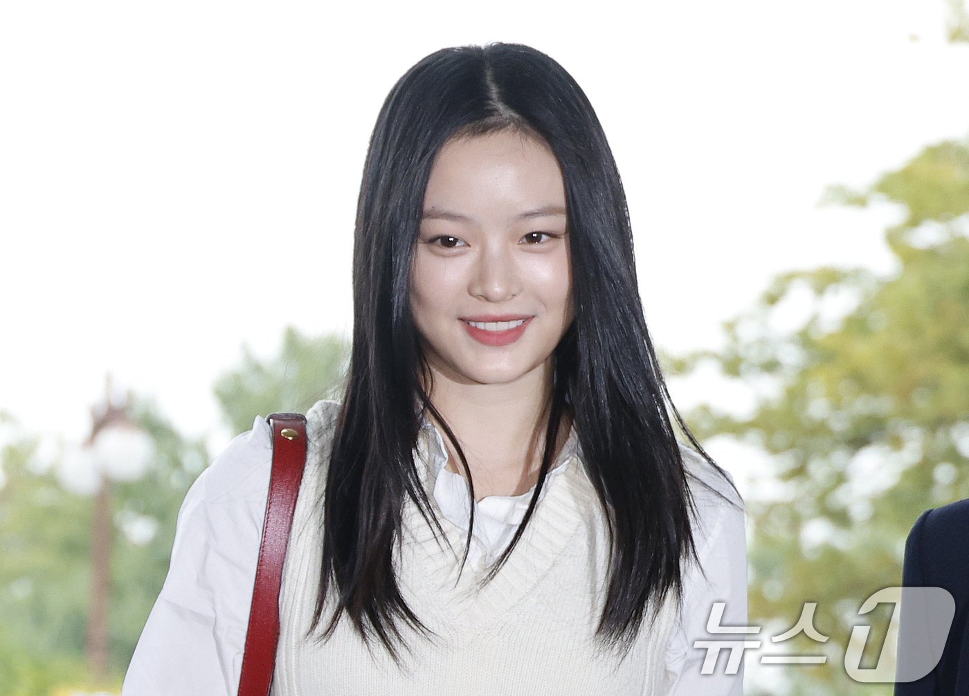 본문 이미지 - 그룹 뉴진스(NewJeans)의 하니가 15일 오후 서울 여의도 국회에서 환경노동위원회 국정감사에 참고인 신분으로 출석하기 위해 본청으로 들어서고 있다. 2024.10.15/뉴스1 ⓒ News1 안은나 기자